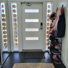 Katso kuvagalleriassa, eteisen sisustus, eteinen sisustusideat, sivuikkunat, pienet ikkunat, puuverho, verhot eteiseen, maesema kenno