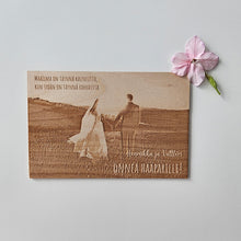 Katso kuvagalleriassa, hääkortti hääparin nimellä kaiverrettuna, puukortti, kaunis hääkortti, uniikki hääkortti