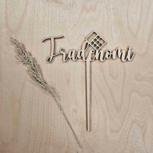 Katso kuvagalleriassa, kakkukoriste tradenomi, tradenomiksi valmistuminen, valmistujaiskakku tradenomi, hieno puinen kakkukoriste