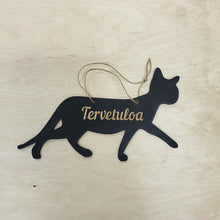 Katso kuvagalleriassa, maatiaiskissa kyltti nimellä oveen, tervetuloa kyltti puusta