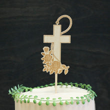 Katso kuvagalleriassa, kaunis puuristi rippijuhla kakkuun, kakkukoriste rippikakkuun, kaunis kakkukoriste rippijuhliin, hieno konfirmaatiokoriste, ristikoriste kakkuun, konfirmaatio