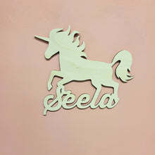 Katso kuvagalleriassa, yksisarviskyltti_lapselle_Seela_lapsen_nimikyltti_lastenhuone_kyltti_puinen_yksisarvinen