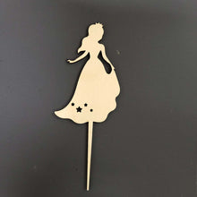 Katso kuvagalleriassa, prinsessa_kakkukoriste_puinen_kakkukoriste