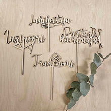 Katso kuvagalleriassa, hieno kakkukoriste valmistujaisjuhliin, lähihoitaja, parturi-kampaaja, tradenomi, insinööri, valmistujaiskakku