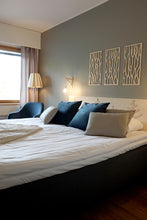 Katso kuvagalleriassa, Puiset taulut hotellihuoneen sisustukseen, kaunis puinen taulu Kaarna on hyvä vaihtoehto, kun haluat uutta sisustusinspiraatiota. Pieni Kaarna on kaunis sisustuselementti julkitiloihin tai kodin sisustukseen. Kotimaisesta koivuvanerista valmistettu taulu.