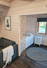 Katso kuvagalleriassa, Pieni Kaarna sopii hyvin mökin tilanjakajaksi tai kodin sisustukseen. Puinen tilanjakaja tai verho on monikäyttöinen myös tauluna.