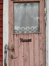 Katso kuvagalleriassa, Kyltti huussin seinään, huussikyltti puusta