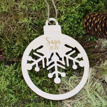 Katso kuvagalleriassa, lumipallon muotoinen joulukoriste lapsen nimellä kaiverrettuna