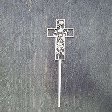 Katso kuvagalleriassa, konfirmaatiojuhlat, kakkukoriste konfirmaatio, ristikoriste rippikakkuun, konfirmaatioristi, kukkaristi, puinen konfirmaatiokoriste kakkuun