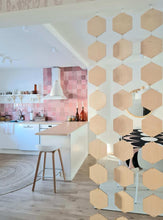 Katso kuvagalleriassa, Kenno on hieno verhoidea ja puuverho. Kaunis tilanjakaja tai kappaverho kodin sisustukseen.