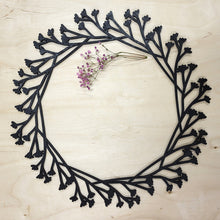 Katso kuvagalleriassa, kaunis ja koristeellinen kukkakranssi maesema, kotimainen vanerikranssi