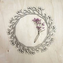 Katso kuvagalleriassa, kaunis puinen kranssi on kaunis kotimainen kranssi oveen