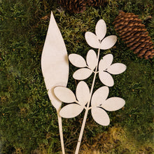 Katso kuvagalleriassa, Kauniit puiset kukat "Maesemakukat" sopivat kauniisti maljakkoon ja ovat myös hieno ja ekologinen lahja ystävälle. Kestävät puukukat Maesemalta.