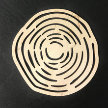 Katso kuvagalleriassa, puinen lasinalunen joka on vuosirenkaan mallinen kaunis lasinalunen puusta