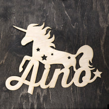 Katso kuvagalleriassa, yksisarvinen lapsen nimikyltti