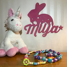 Katso kuvagalleriassa, lapsen nimikyltti on hieno lisä lastenhuoneen sisustukseen