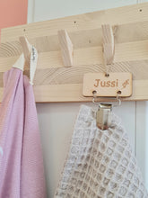 Katso kuvagalleriassa, puinen pyyheklipsu omalla tekstillä on hieno pyyheripustin