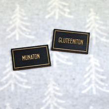 Katso kuvagalleriassa, Kyltit juhlapöytään: laktoositon, gluteeniton, kasvis, vegaaninen
