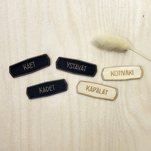 Katso kuvagalleriassa, kaunis_kotimainen_puinen_pyyhekyltti_omalla_nimellä
